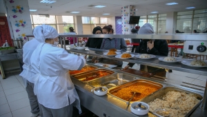 Öğrenciler dersten sonra "komşuları" için iyilik mesaisine başlıyor