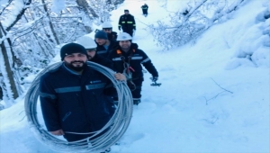 Ordu'da ekipler karda 2 kilometre yürüyerek elektrik arızasını giderdi