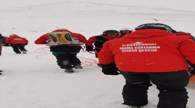 Palandöken'de kayak yaparken yaralanan turisti JAK timi kurtardı