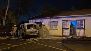 Pendik'te park halindeki polis aracı yandı