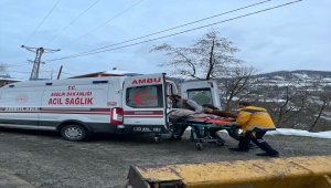 Rize'de kardan ambulansın ulaşamadığı köydeki hasta ve sağlıkçılar kepçeyle taşındı