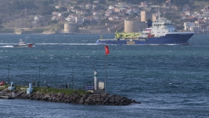 Rus Donanmasına ait gemi Çanakkale Boğazı'ndan geçti