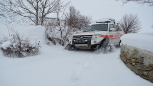 Sağlık ekipleri aşılama için Erzincan'ın karlı yollarını paletli ambulansla aşıyor