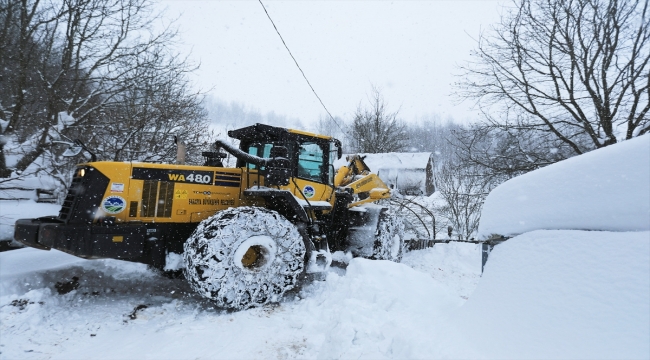 Sakarya'da belediye ekipleri karda mahsur kalan hasta için kilometrelerce yolu açtı