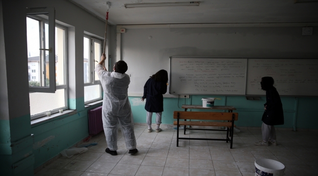 Sakarya'da gönüllü lise öğrencileri ilkokulun sınıflarını boyadı