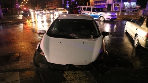 Sakarya'da iki otomobilin çarpışması sonucu 1'i ağır 4 kişi yaralandı