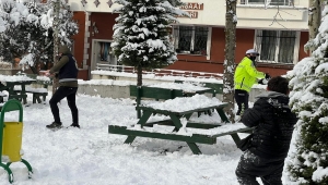 Sakarya'da polisler çocuklarla kar topu oynadı