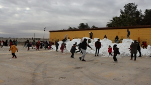 Şanlıurfa'da kar yağmayan ilçeye kamyonlarla kar taşındı