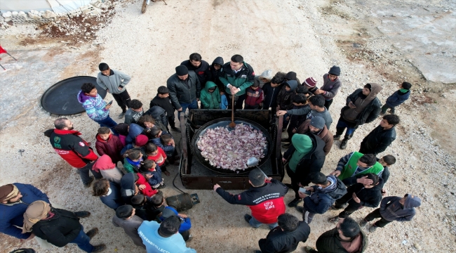 Şef Burak Özdemir, İdlib'de çocuklar için yemek yaptı