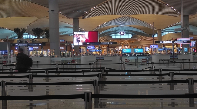 Seferlerin durdurulduğu İstanbul Havalimanı'nda bazı yolcuların bekleyişi sürüyor