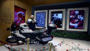 Şehit polis Fethi Sekin, İzmir Emniyet Müdürlüğü'nde düzenlenen törenle anıldı