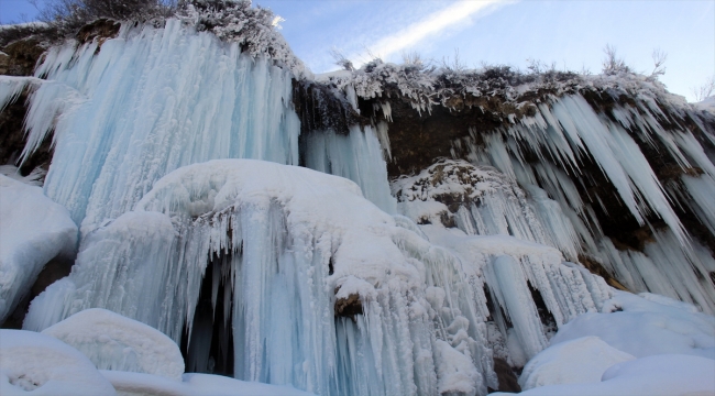 Sivas'ta Dipsiz Göl Şelalesi'nde dev buz sarkıtları oluştu