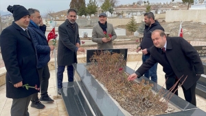 Sivas'ta meslektaşları, gazeteci İsmail Güneş'i kabri başında andı