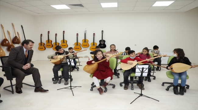 Sivas'ta "ozanlık geleneği" bağlama kursuyla çocuklara aktarılıyor