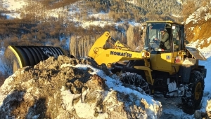 Sivas'ta yamaçtan düşen kaya nedeniyle kapanan köy yolu ulaşıma açıldı