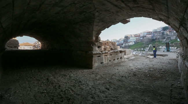 Smyrna Tiyatrosu'nda antik tuvaletin ardından antik geçit bulundu
