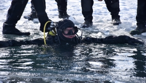 Su altı komandoları yüzeyi buz tutan Çıldır Gölü'nde dalış yaptı