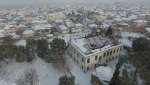 Tarihi konaklarıyla ünlü Kula'da kar güzelliği