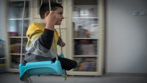 Tek koluyla tutunduğu hayatını yüzme değiştirdi