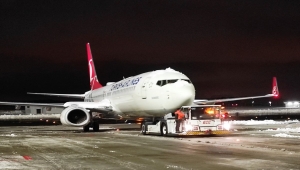 THY Yönetim Kurulu Başkanı Aycı, havalimanındaki kar temizleme çalışmalarını inceledi: