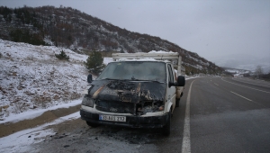Tokat'ta kamyonette çıkan yangını trafik polisleri söndürdü