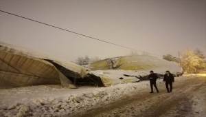 Tokat'ta yoğun kar yağışı nedeniyle halı sahanın çatısı çöktü