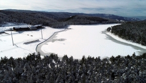 Topuk Yaylası'ndaki göletin yüzeyi buz tuttu