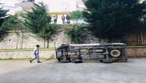 Trabzon'da yoldan site bahçesine düşen kamyonetteki 3 kişi yaralandı