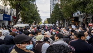 Tunus'ta devrimin yıl dönümünde Said'in kararlarının protesto edildiği eyleme müdahale