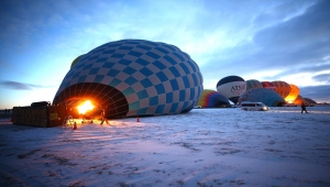 Turistler beyaza bürünen Kapadokya'yı gökyüzünden keşfediyor