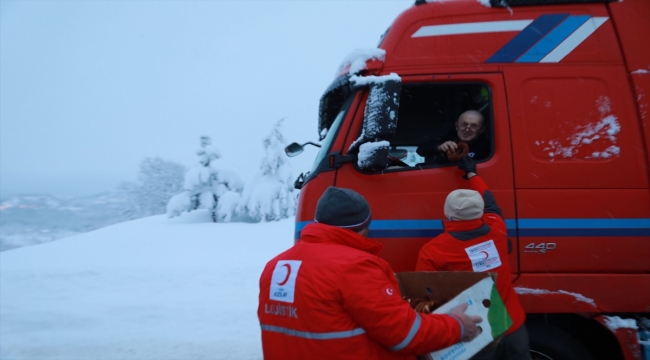 Türk Kızılay, yoğun kar yağışı nedeniyle yolda kalanlara yardımlarını sürdürdü