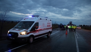 Uşak'ta hafif ticari araçla otomobil çarpıştı, bir kişi öldü, 4 kişi yaralandı