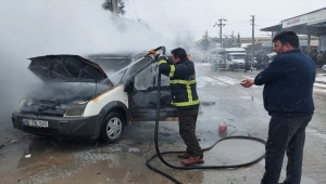 Uşak'ta hafif ticari araçtaki yangın güvenlik kamerasında