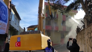 Üsküdar'da risk taşıyan binaların yıkımına devam ediliyor