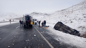 Van'da ambulans devrildi, 5 kişi yaralandı