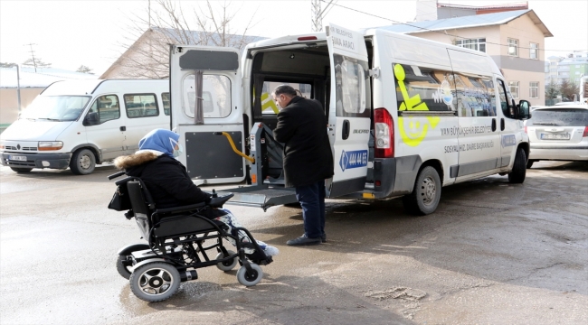 Van'da engelli öğrenciyi Açıköğretim sınavına Büyükşehir Belediyesi ekibi götürdü 
