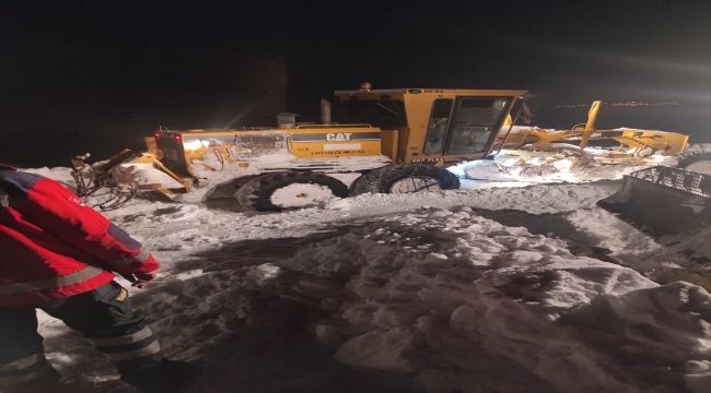 Van'da iki hasta karla kaplı yolları aşan ekiplerce hastaneye ulaştırıldı