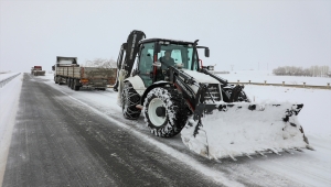 Van'da kar ve tipi nedeniyle yolda mahsur kalan 4 tır sürücüsü kurtarıldı
