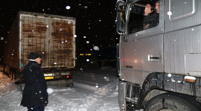 Van'da kar ve tipi nedeniyle yolda mahsur kalan tır sürücülerine sıcak yemek ikramı