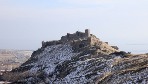Van Gölü'nün eşsiz manzarasına sahip Urartu kalesi ışıklandırıldı
