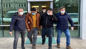 Yabancı uyruklu 2 kişiyi dolandırdıkları iddiasıyla yakalanan 3 zanlı tutuklandı