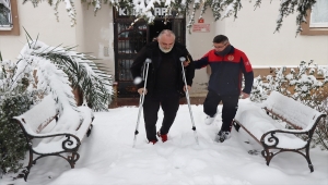 Yalova'da mahsur kalan hastanın imdadına belediye ekipleri yetişti