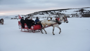 YÖK Başkanı Özvar, Çıldır Gölü'nde atlı kızakla gezdi