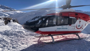 Yolu kardan kapalı köydeki hamile kadın ambulans helikopterle hastaneye götürüldü