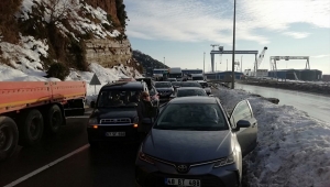 Zonguldak-İstanbul kara yolunda heyelan ulaşımı aksattı