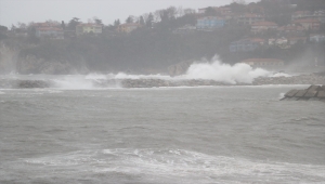 Zonguldak'ta rüzgar nedeniyle dalgalar mendireği aştı