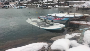 Zonguldak'ta yoğun kardan 5 balıkçı teknesi battı