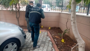 Adana'da baba ve oğlu silahlı saldırıdan yara almadan kurtuldu