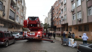 Adana'da evde çıkan yangında 2 kişi dumandan etkilendi