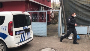 Adana'da iki kişi motosikletle takip ettikleri genç kadını sığındığı evde silahla yaraladı